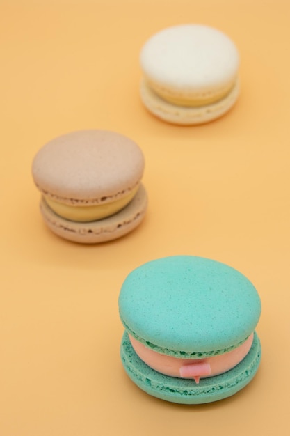 Foto macarons op een lichte achtergrond