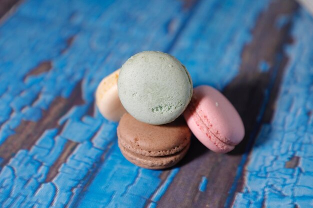 Foto macarons op tafel.