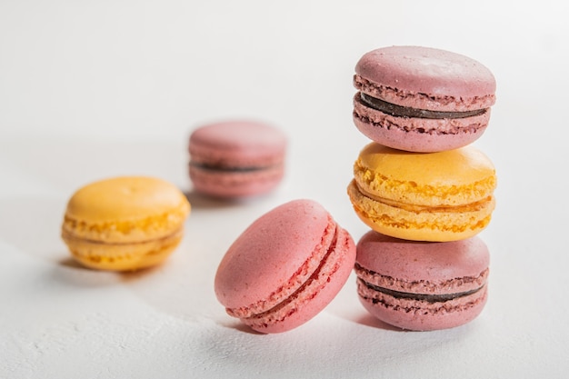 Macarons op wit oppervlak kleurrijke Franse desserts selectieve aandacht