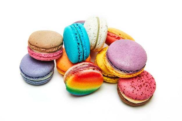 Macarons van verschillende smaken en verschillende kleuren geïsoleerd op een witte achtergrond