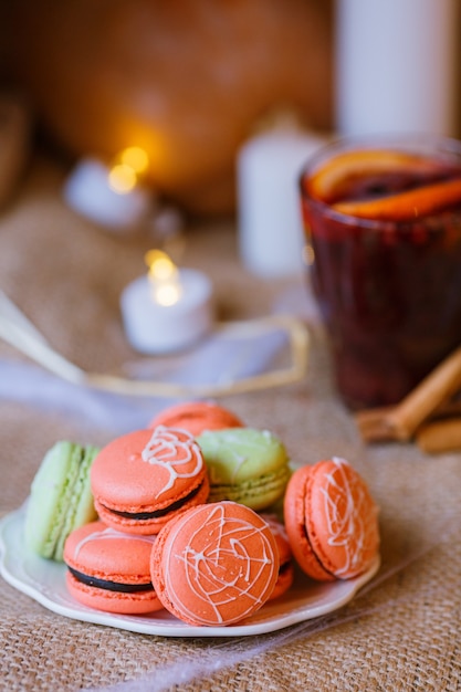 macarons voor halloween vakantiefeest enge griezelige koekjes met spinnenweb bovenop