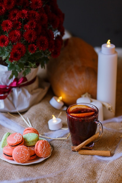 macarons voor halloween vakantiefeest enge spookachtige koekjes en thee met kaneel