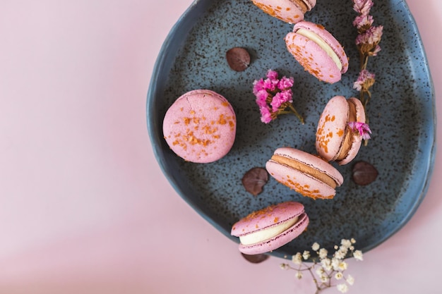 Photo macarons with coffee and vanilla filling dessert for tea or coffee break pastel color