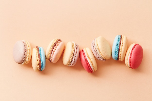 Macarons. Zoete en kleurrijke Franse bitterkoekjes.