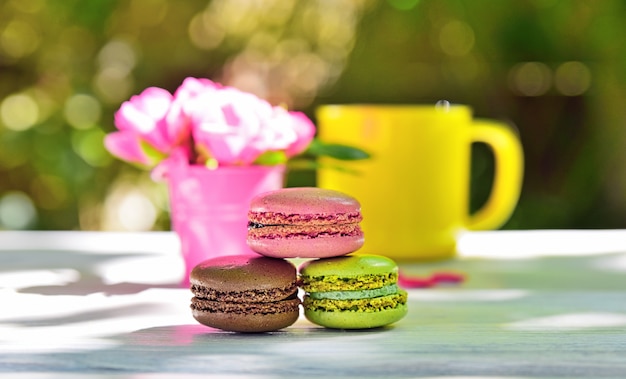 Macaroons op een witte tafel