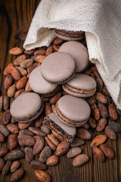 Foto amaretti con fave di cacao su un tavolo di legno