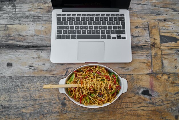 Photo macbook pro beside pasta photo