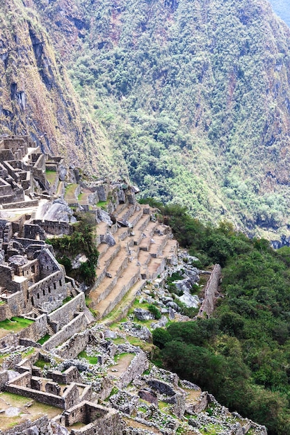 Macchu Picchu op de achtergrond van bergen