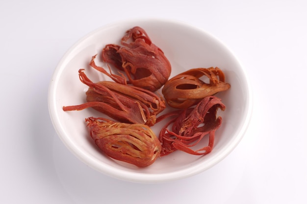 Mace 또는 Javithriit는 육두구 종자 껍질 아로마 향신료의 레이스 덮개입니다.