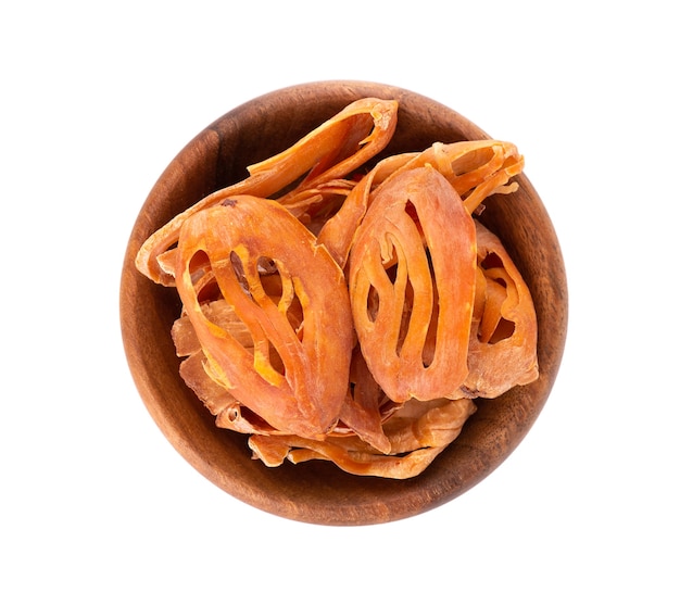 Photo mace in a wooden bowl, isolated on white background. nutmeg flower, myristica fragrans. natural spice, asian seasoning. top view.