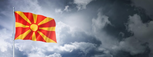 Macedonische vlag op een bewolkte hemel