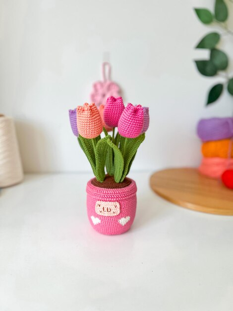 Photo maceta tejida con tulipanes hechos a mano con la tecnica del crochet