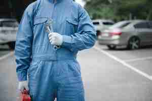 Photo machanic man repair car outside