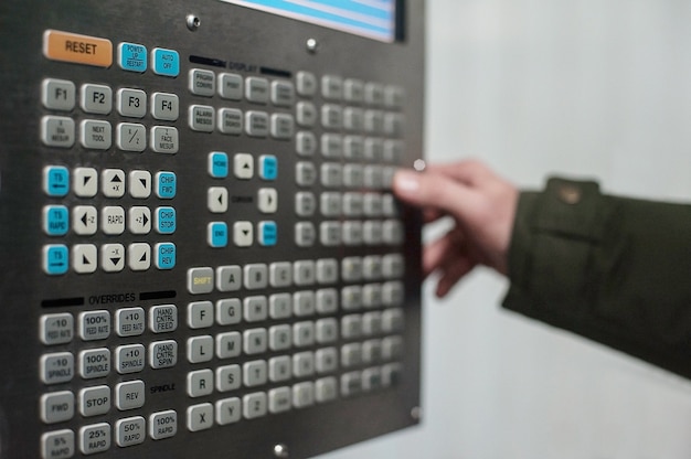 Pannello di controllo macchina cnc. fresatrice per la lavorazione dei metalli. taglio dell'elaborazione moderna del metallo