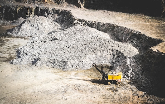 Machine for cutting granite in a granites quarry