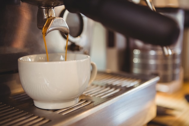 Machine die een kop koffie maakt