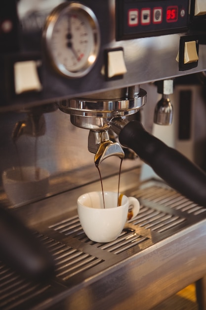 Machine die een kop koffie maakt