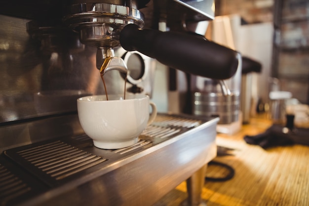 Machine die een kop van koffie in een koffie maakt