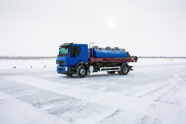 The machine for the distribution of liquid anti-icing reagents on runway