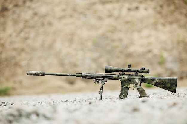 三脚と照準器の機関銃