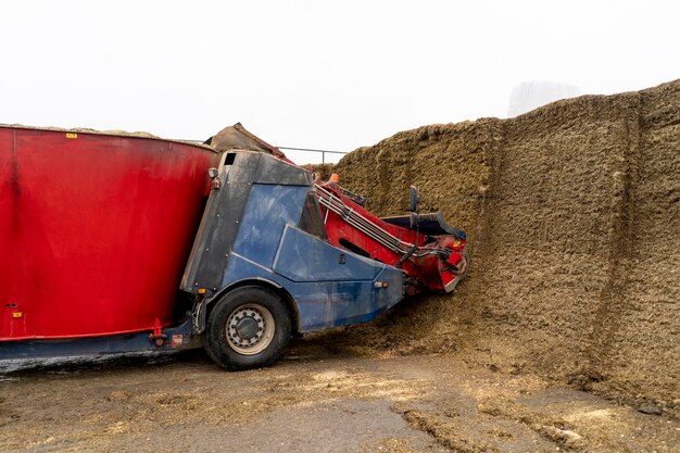 Photo a machine for harvesting animal feed in a burt