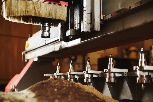 Foto machine met numerieke besturing voor het zagen van hout met verschillende frezen