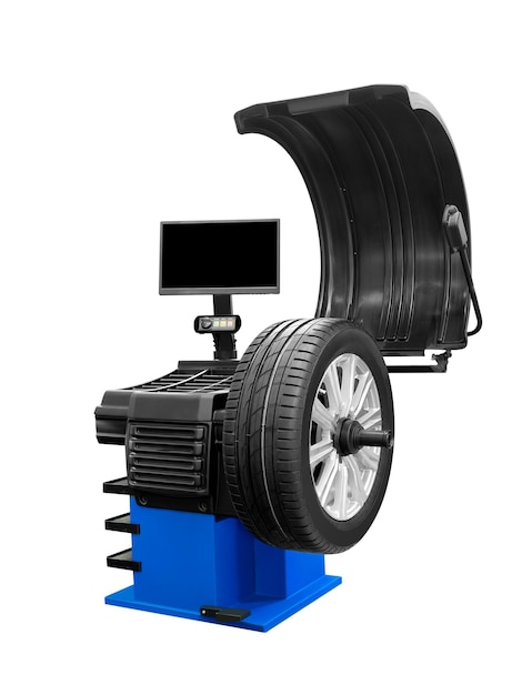 Станок для балансировки автомобильных колес, изолированных на белом