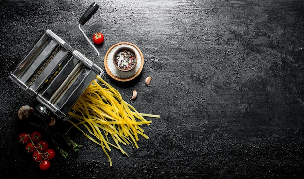 Machine voor het koken van zelfgemaakte pasta met kruiden en tomaten