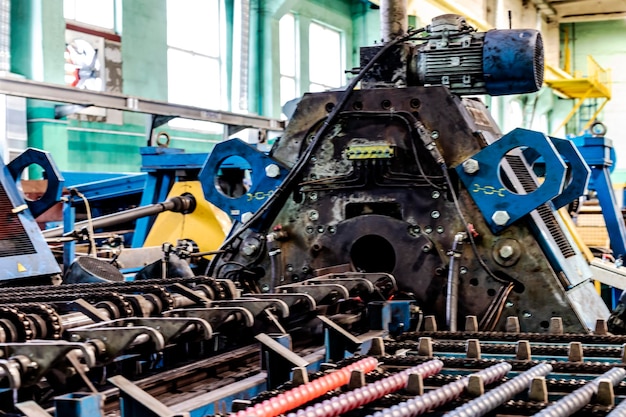 Machine voor inductieverwarming van metaal Een metalen staaf verwarmd in een inductieoven Heet metaalbewerking Metaalbewerking in de industriële werkplaats in de fabriek