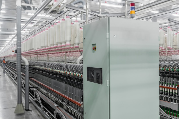 Машины и оборудование в цехе по производству ниток Промышленная текстильная фабрика