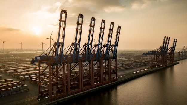 Machines aan de kade tegen de hemel bij zonsondergang