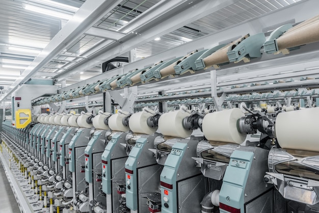 Machines en uitrusting in de werkplaats voor de productie van draad ndustriële textielfabriek