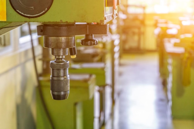 Machinewerkplaats met boormachine in de ochtend