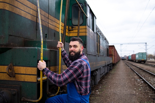 Foto machinist instaptrein om ladingen naar de bestemming te vervoeren.