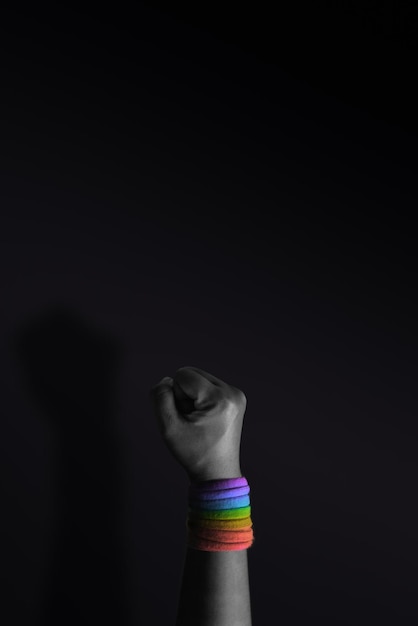 Machtsprotest en expressie voor LGBTQ-rechtenconcept Close-up van Raise Up Fist en Rainbow Wrist Strap Angry Ready to Punch Bijgesneden en selectieve focus