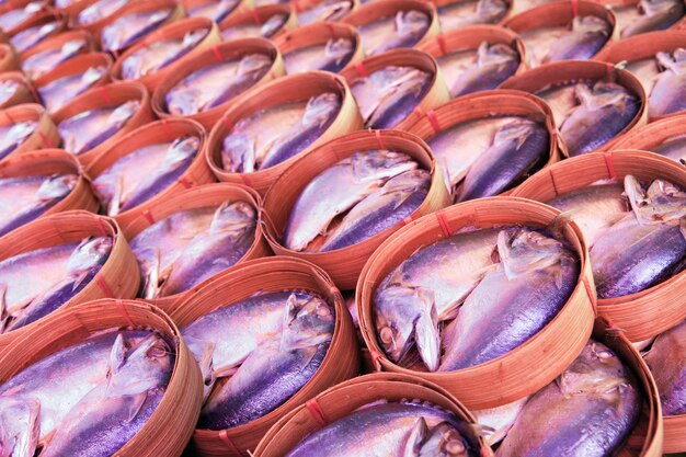 사진 samutsongkram 지방-태국 시장에서 대나무 바구니에 고등어 생선