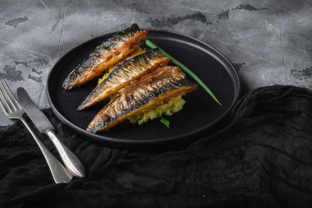 Photo mackerel marinated with paprika and saffron on grey background