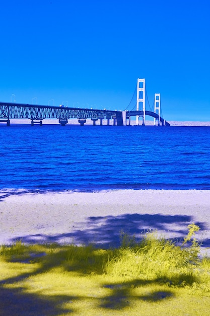 Фото Мост маккинак и пляж серин вид мичигана в инфракрасном диапазоне