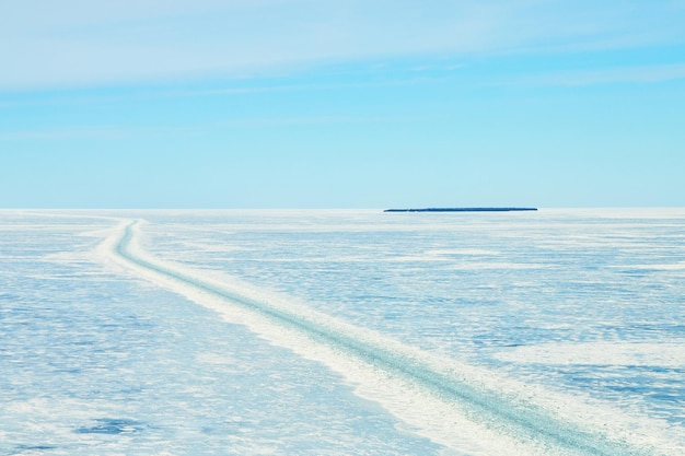 Mackinaw bevroren meer met pad uitgehouwen in ijs per schip