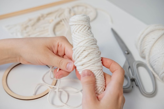 Макраме Девушка плетет макраме Белыми нитками женская рука крупным планом