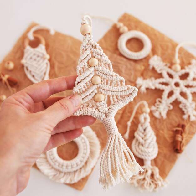 Macramé kerstdecor Kerstspeelgoed op houten bord Natuurlijke materialen katoendraad houten kralen en stok Eco-decoratie ornamenten handgemaakt decor Winter- en nieuwjaarsvakantie