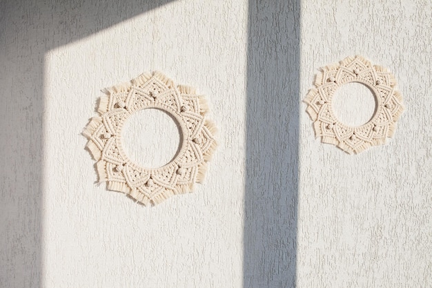 Macrame mandala corona di macramè su un muro di gesso decorativo bianco filo di cotone naturale decorazioni per la casa ecologiche hobby donna creativa