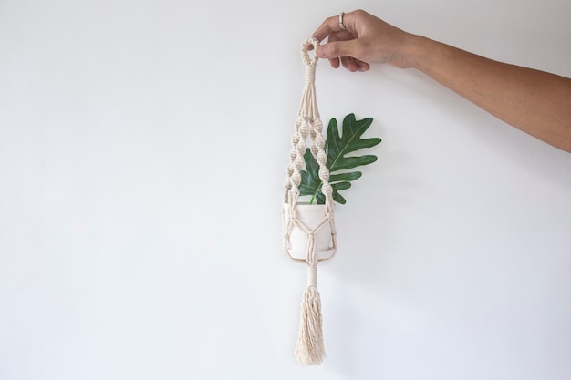 Foto macrame plant hanger met de hand blad van philodendron xanaduminimal stijl