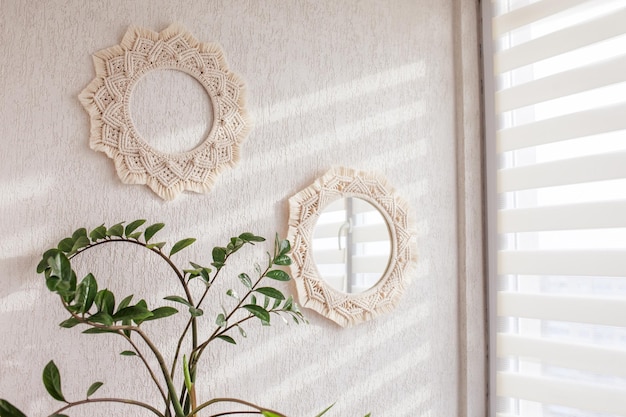 Macramé spiegel en krans op een witte muur Ecostyle Natuurlijke materialen