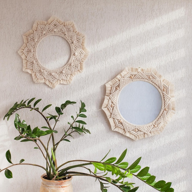 Macramé spiegel en krans op een witte muur Ecostyle Natuurlijke materialen