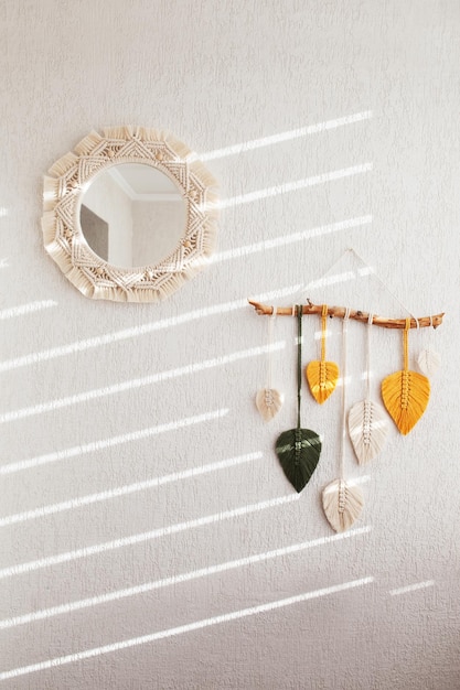 Macramé spiegel en macramé bladeren muur opknoping in geel wit groen en natuurlijke kleur op de houten stok Katoenen touw decor macrame om uw kamer gezelliger en uniek te maken