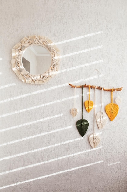 Foto macramé spiegel en macramé bladeren muur opknoping in geel wit groen en natuurlijke kleur op de houten stok katoenen touw decor macrame om uw kamer gezelliger en uniek te maken