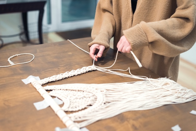 macrame workshop vrouw weven macrame panelen voor home decor