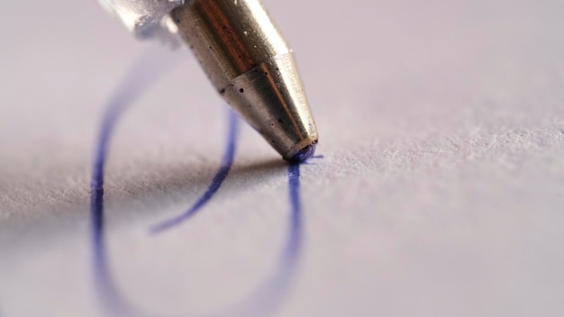 Foto scrittura su carta con punta di penna di colore blu macro