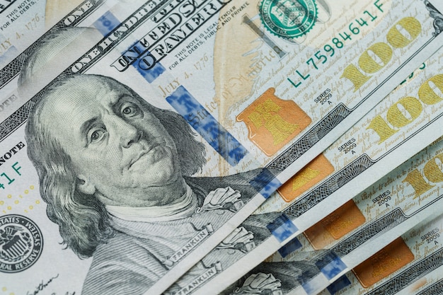 Macro da vicino del volto di ben franklin sugli stati uniti 100 dollari